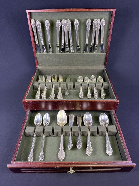 Holmes & Edward’s Deep Silver Plated Flatware Set With wooden case. Forks, knives and spoons. See (1 of 6)