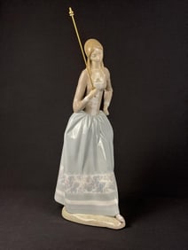 Lladro Porcelain Figurine 4805 Lady With Umbrella Umbrella broken. Statue free from damage.