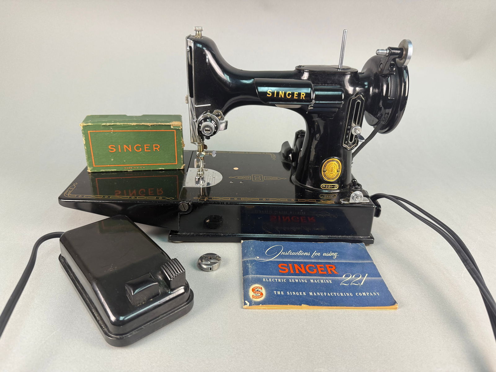 Vintage Singer 221 Featherweight Electric Sewing Machine with Case and Accessories (1 of 13)