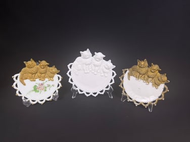 A Trio of Westmoreland Milk Glass Three Kitty Cats Plates