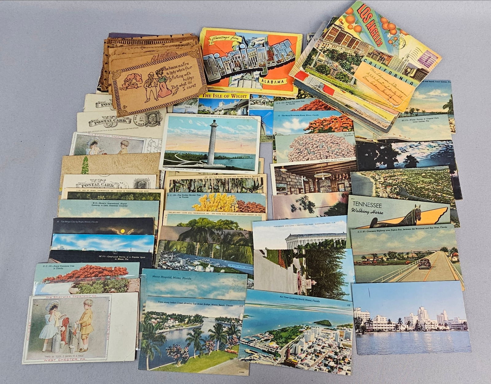 A Large Collection of Vintage Mid-20th Century Postcards and Postcard Folders (1 of 8)