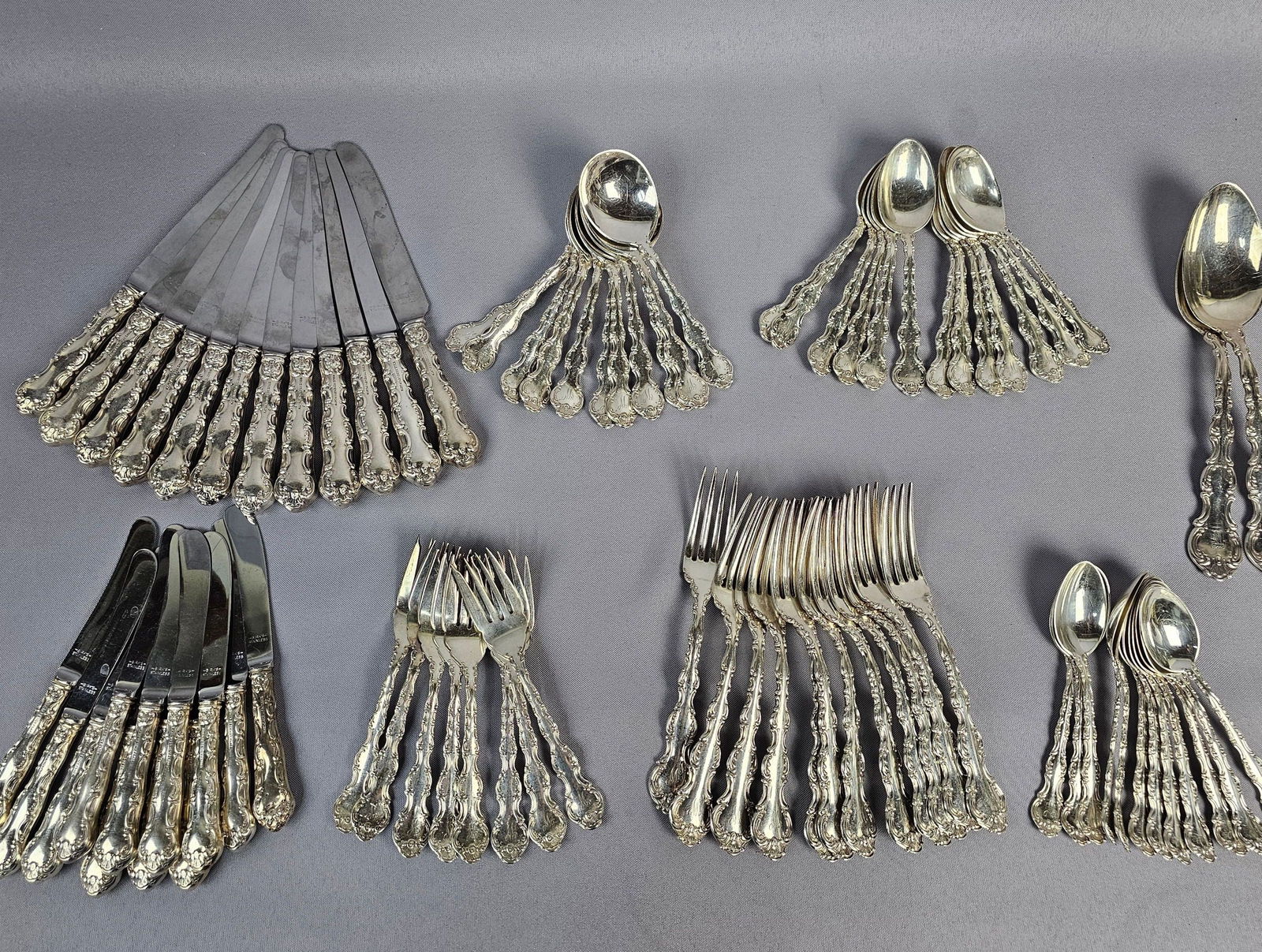 A Collection of Birks Louis De France Regency Plate Silver-Plated Flatware (1 of 15)