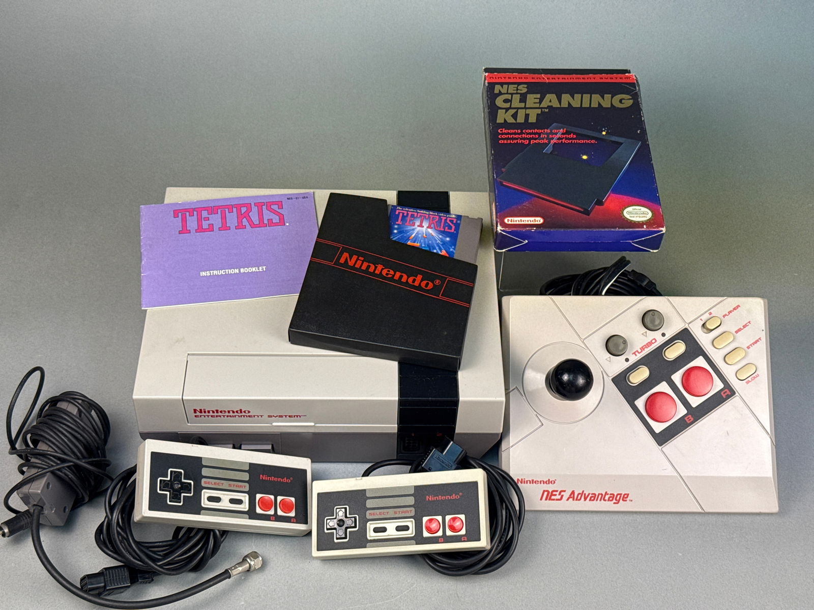 Nintendo Entertainment System (NES) Console Bundle with Tetris and Accessories (1 of 10)