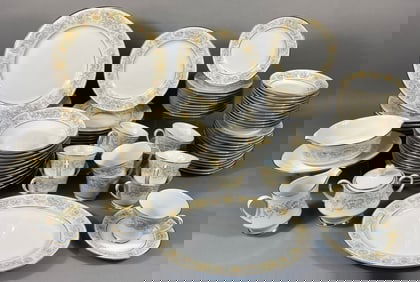 A Noritake 'May Garden' Pattern 2355 Fine China Dinnerware Set