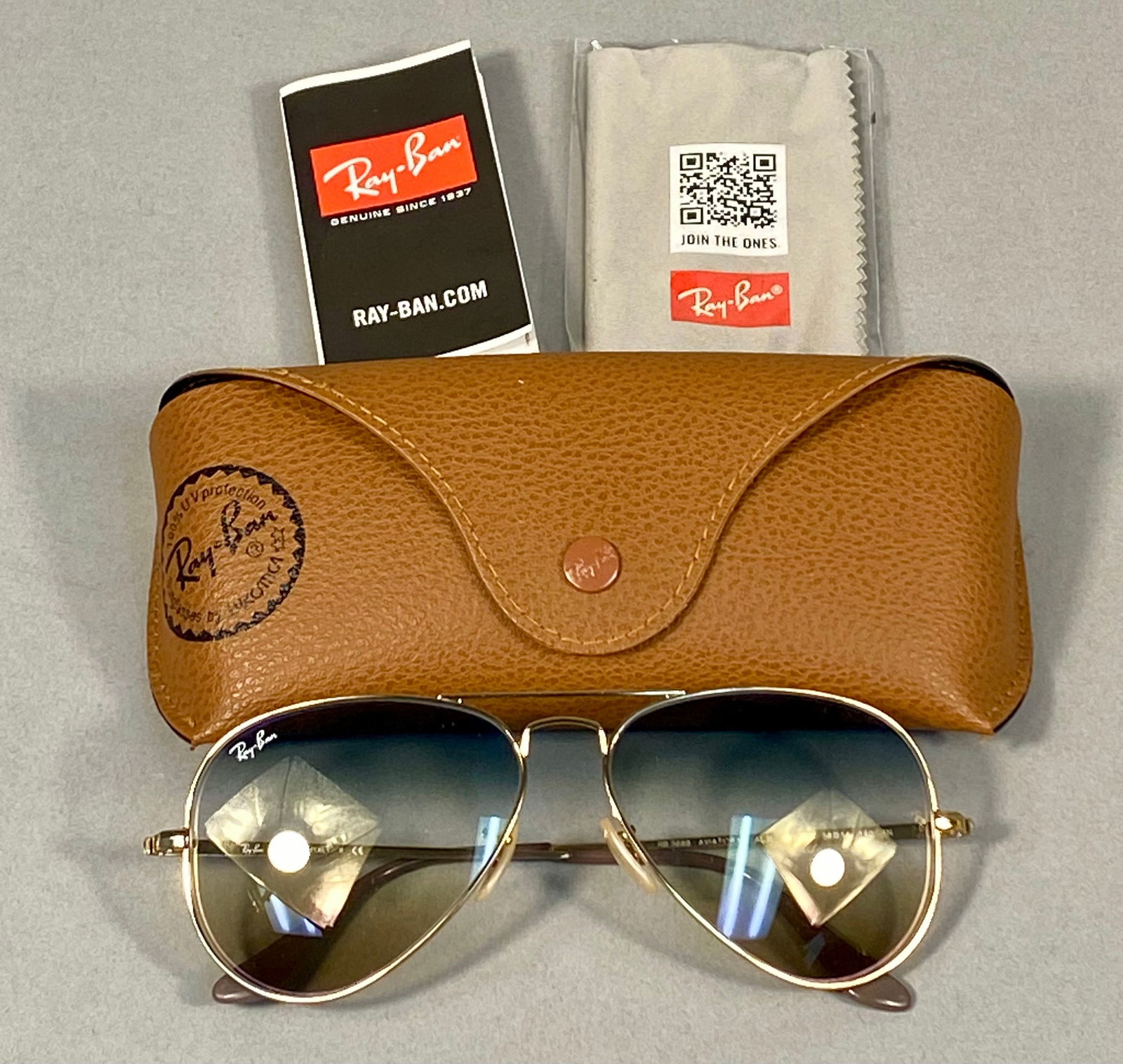 A Pair of Ray-Ban RB 3688 Aviator Large Metal II Sunglasses (1 of 8)