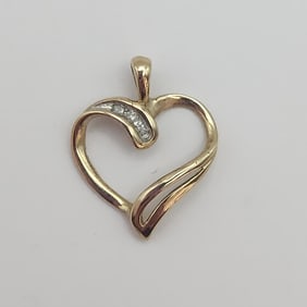 10K Gold Heart & Accent Diamonds .9 Grams