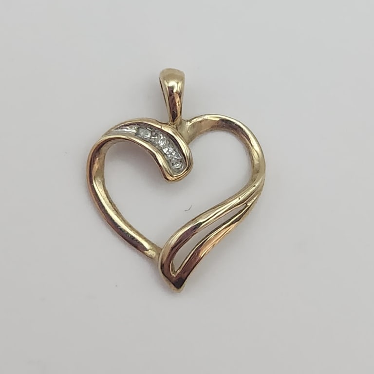 10K Gold Heart & Accent Diamonds .9 Grams: 10K yellow gold brooch pin.