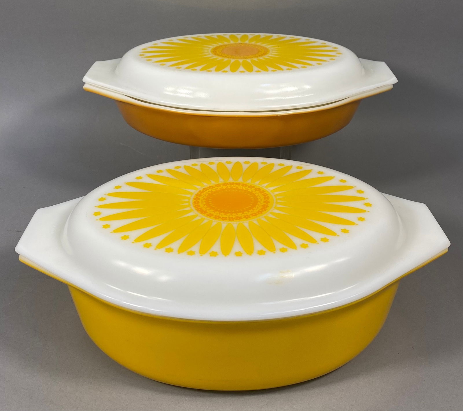 A Pair of Pyrex 'Daisy' Pattern Covered Oval Casserole and Divided Dishes (1 of 9)