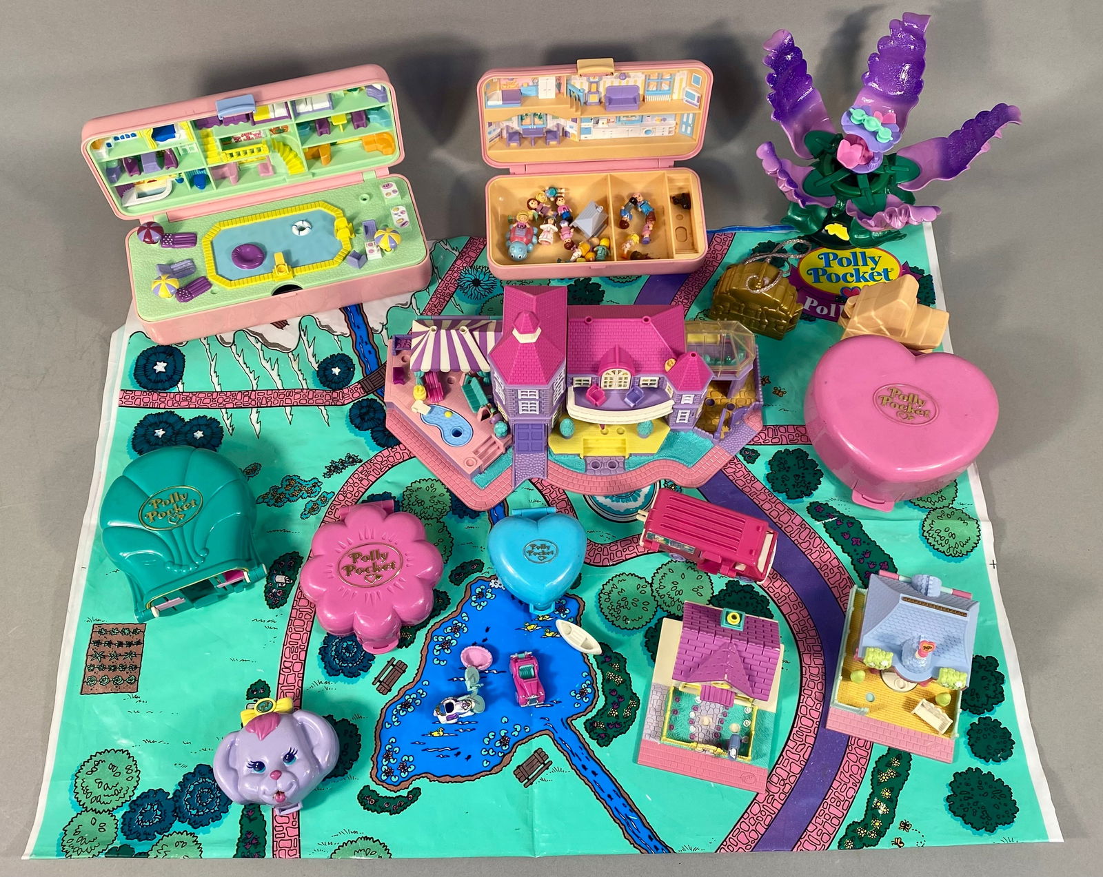 A Collection of Vintage 1990s Bluebird Polly Pocket Playsets and Figures (1 of 13)