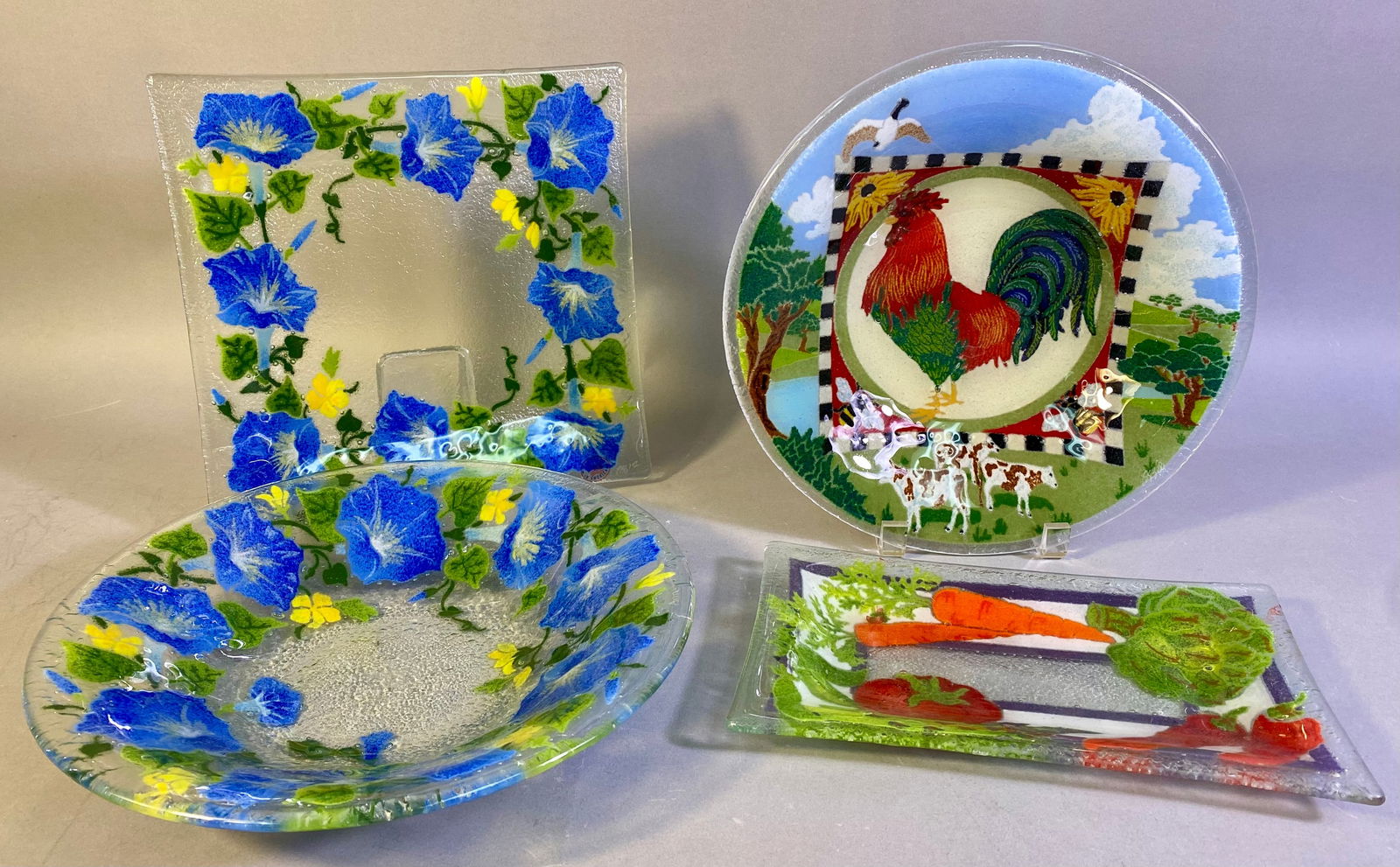A Group of Four Peggy Karr Fused Glass Decorative Wares, including a Rooster Plate (1 of 8)