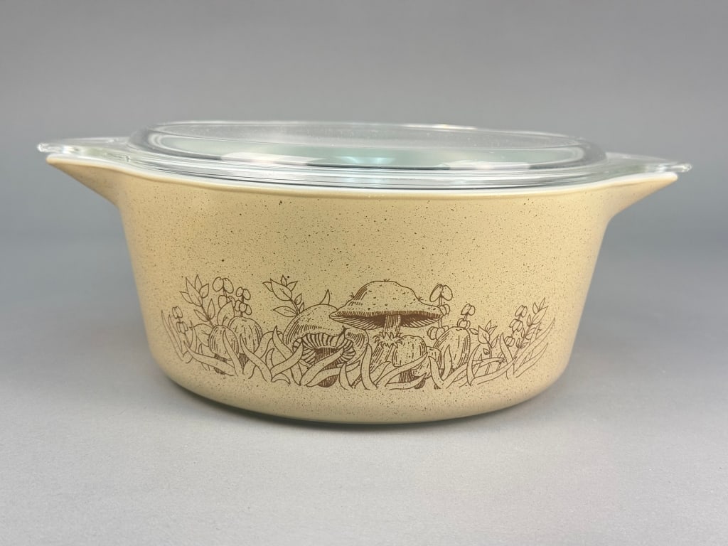Pyrex 'Forest Fancies' Mushroom Pattern Casserole: A Pyrex 'Forest Fancies' mushroom pattern lidded casserole dish, model 475-B. The dish features a speckled beige exterior and a white interior, topped with a clear glass lid marked 475-C 13. The exter