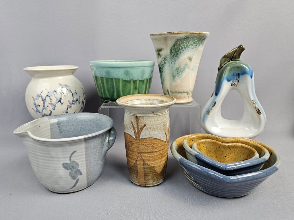 A Collection of Seven Contemporary Studio Pottery (1 of 20)