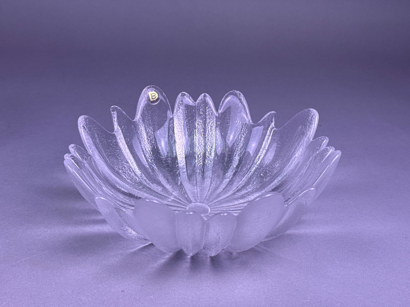 Dartington 'Hollywood' Crystal Bowl Designed by Frank Thrower: A single decorative shallow bowl, identified through market consensus as the 'Hollywood' pattern, designed by Frank Thrower for Dartington Crystal. The piece is executed in clear 24% lead crystal glas