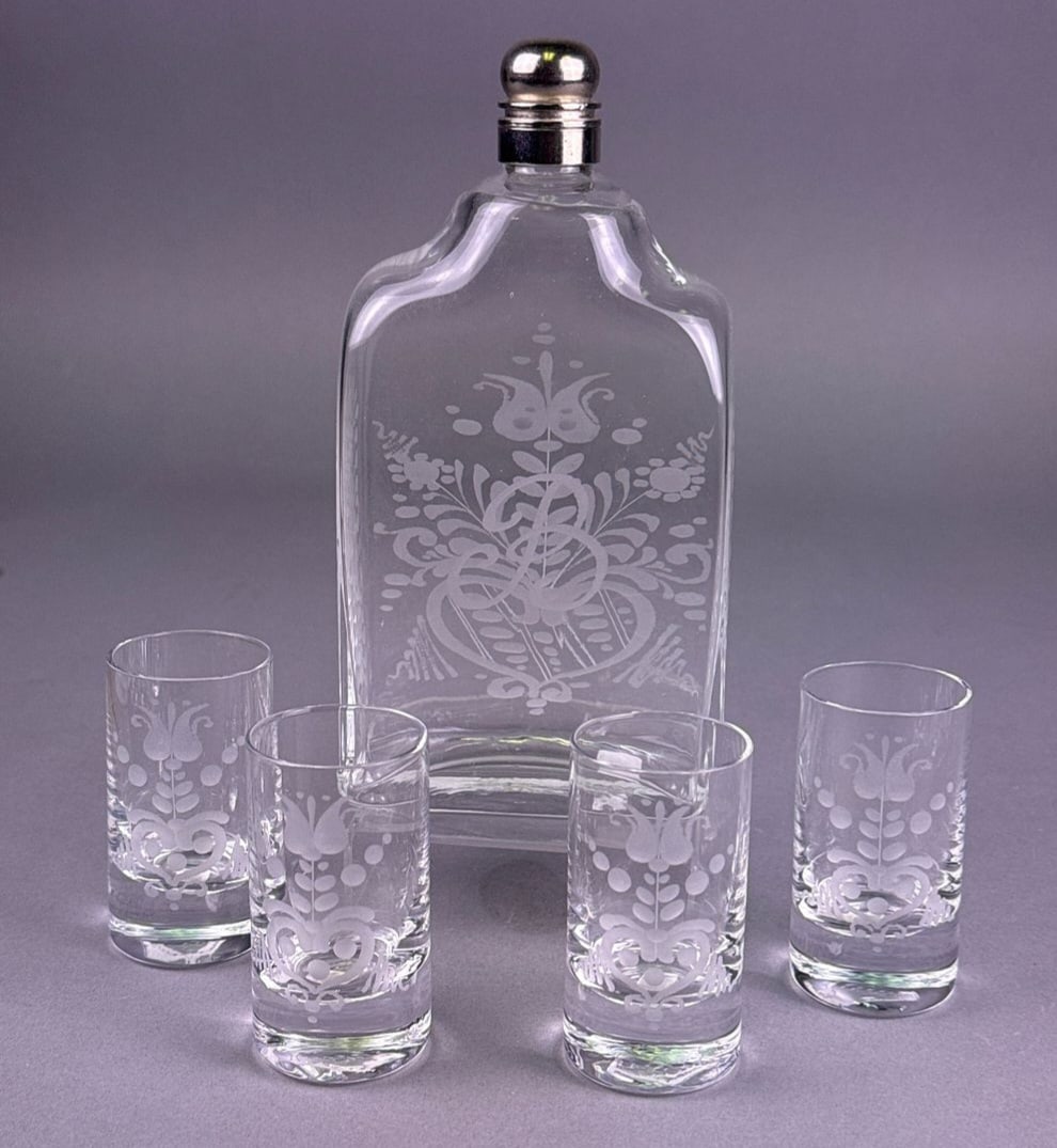 A Glass Decanter and Four Shot Glasses, 'Handwerkskunst in Glas Salzburg', with Etched Floral and (1 of 6)
