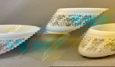 A Pair of Pyrex Turquoise Amish Butterprint Mixing Bowls, Models 404 and 402