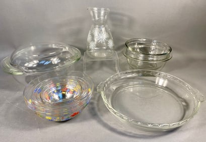 A Collection of 11 Pyrex and Anchor Ovenware Clear Glass Kitchenware, including Pyrex 229 Scalloped