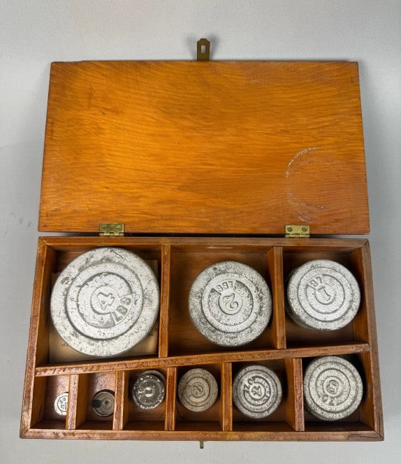 1940 Scale Weight Set in Wooden Box (1 of 8)