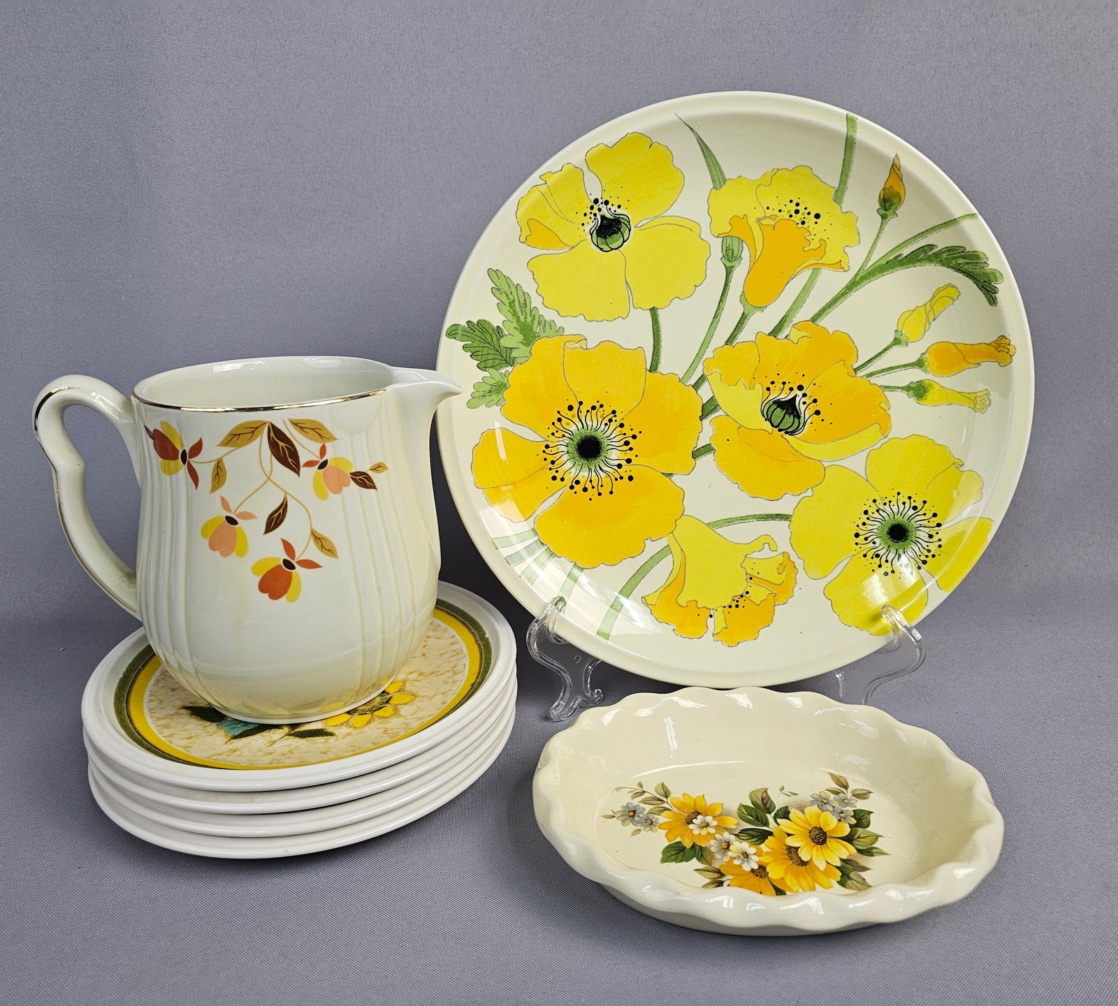 A Collection of 7 Vintage Floral Ceramic Kitchenware Pieces Inc Metlox & Mikasa: The collection consists of vintage glazed ceramic kitchenware from the Mid-Century Modern and late 20th-century eras, featuring distinct floral patterns across three different manufacturers. Platter