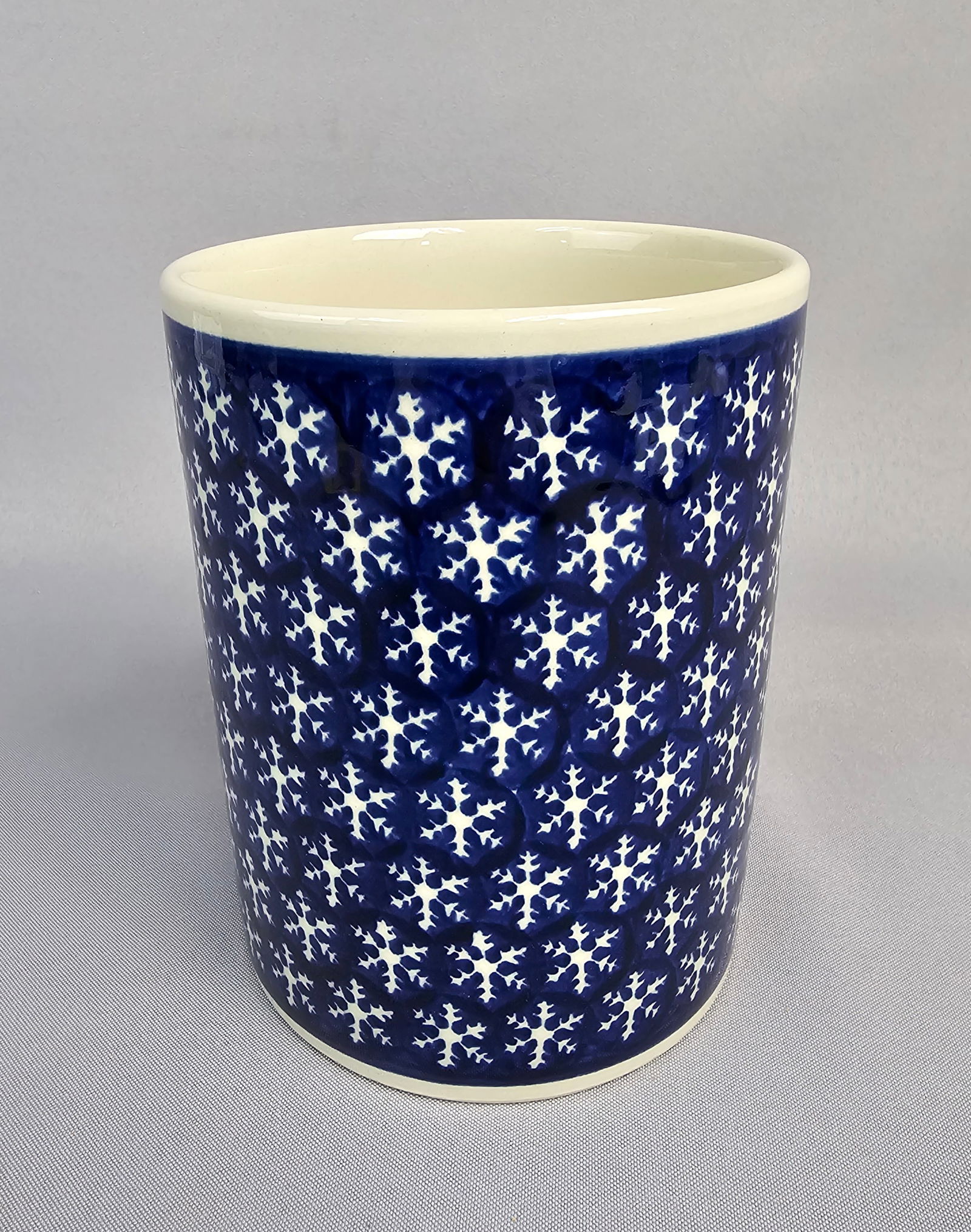 Boleslawiec Polish Pottery Snowflake Pattern Utensil Holder: Boleslawiec Polish Pottery Utensil Holder in the Snowflake pattern. This single cylindrical vessel is crafted from glazed stoneware, hand-made in Poland. The exterior features a high-gloss glaze over
