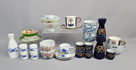 A Collection of 30 Pieces of Japanese and Asian Export Porcelain Tableware, Mid-20th Century to