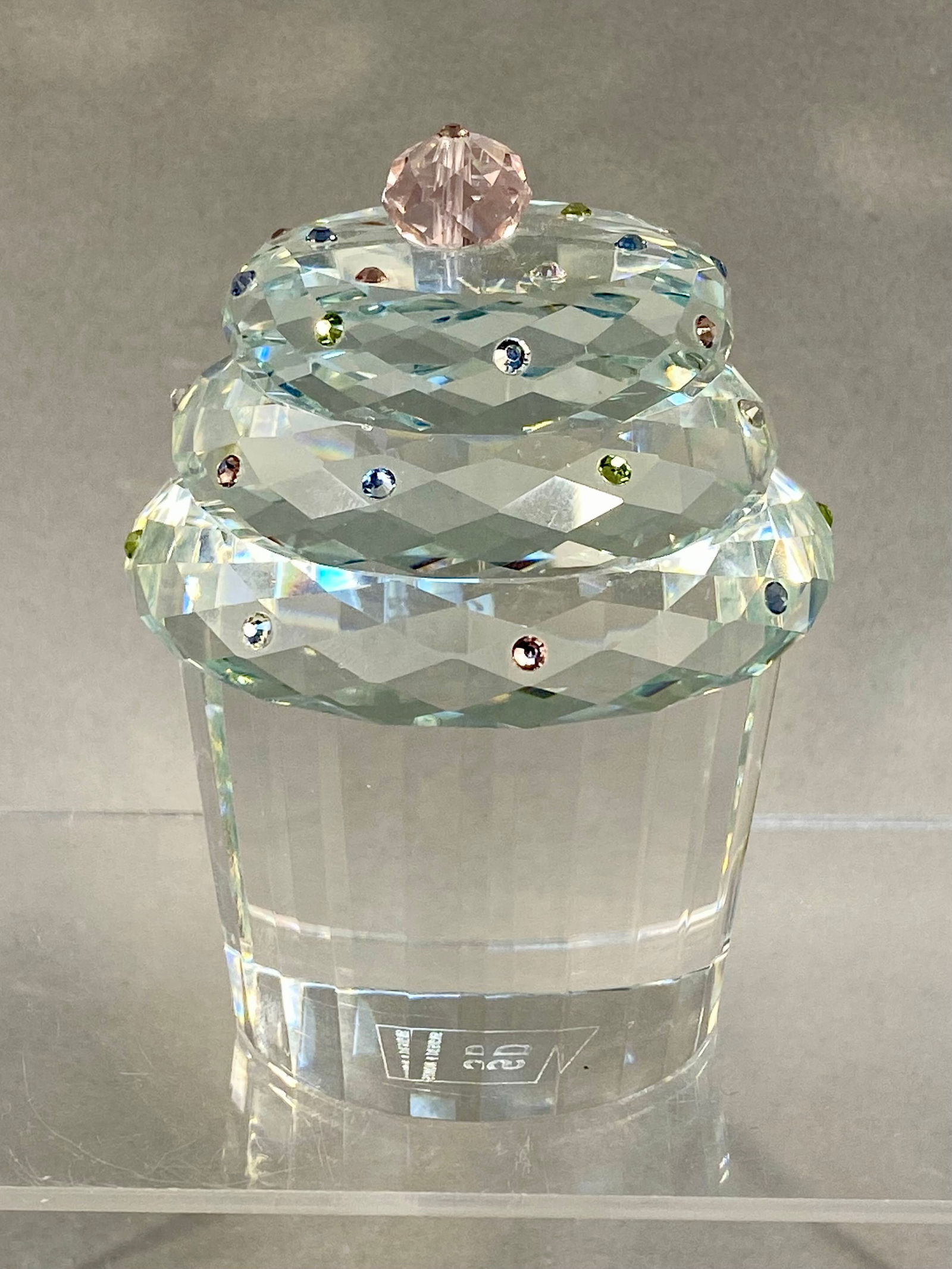 SIMON DESIGNS Crystal Cupcake Figurine Paperweight (1 of 4)