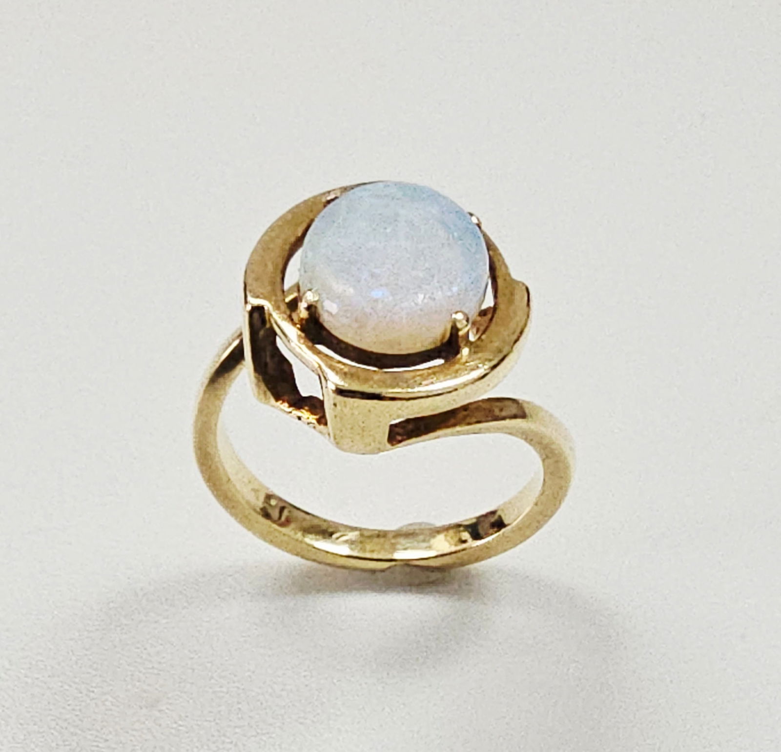 Modernist 14-Karat Yellow Gold and Opal Ring (1 of 9)