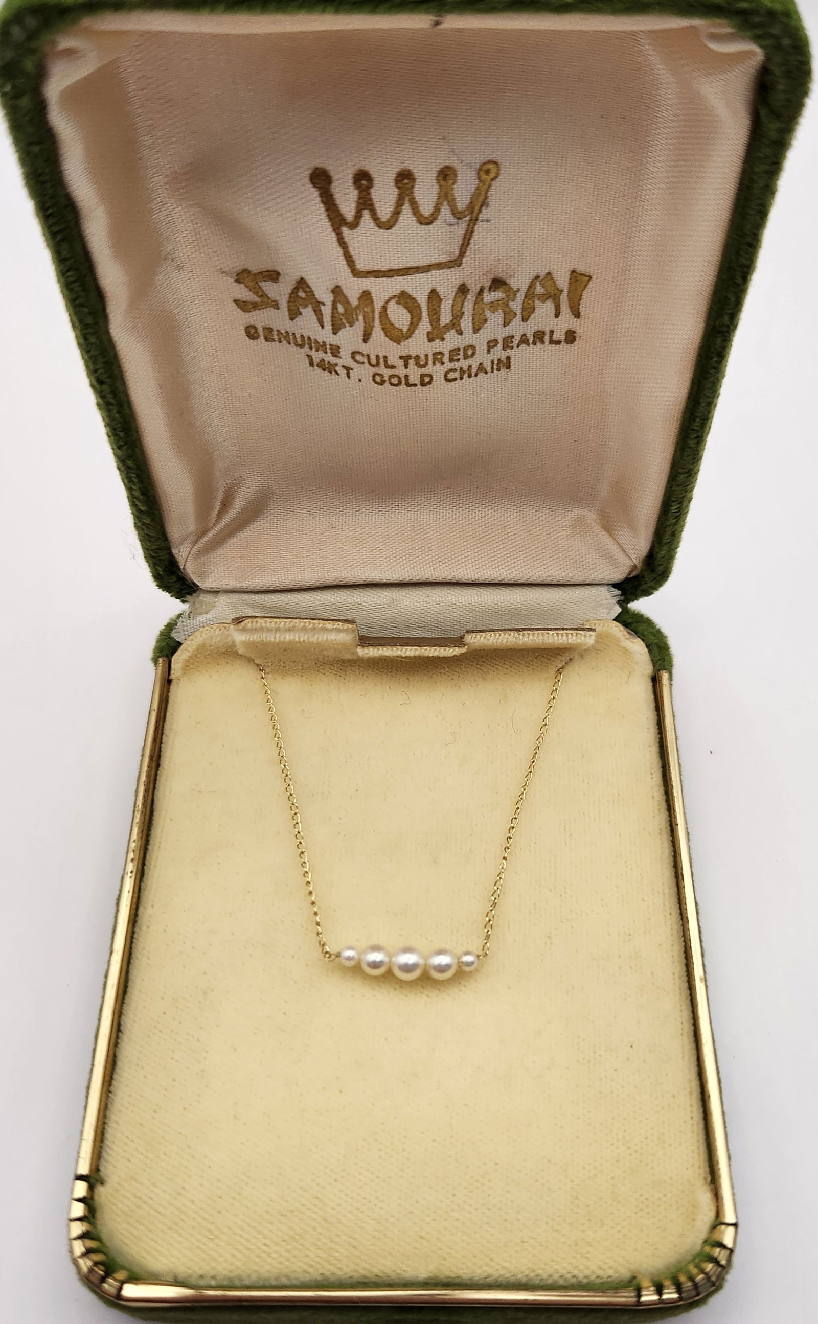 Samourai 14K Gold Necklace with Five Graduated Cultured Pearls: A 15-inch 14K gold chain necklace featuring five graduated white cultured pearls, weighing approximately 0.8 grams, presented in a Samourai branded box.
