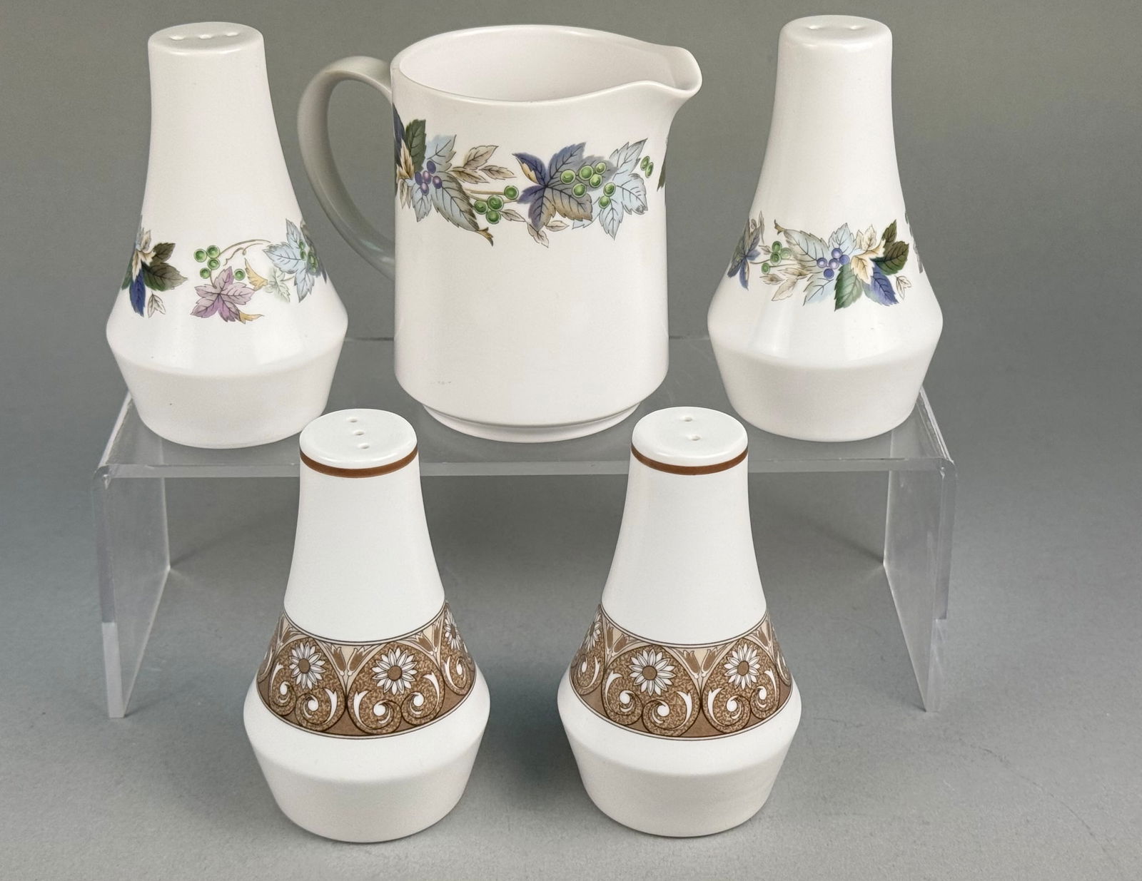 A Collection of 5 Noritake Progression Barossa 9011 and Mixed Pattern Chinaware Pieces (1 of 7)
