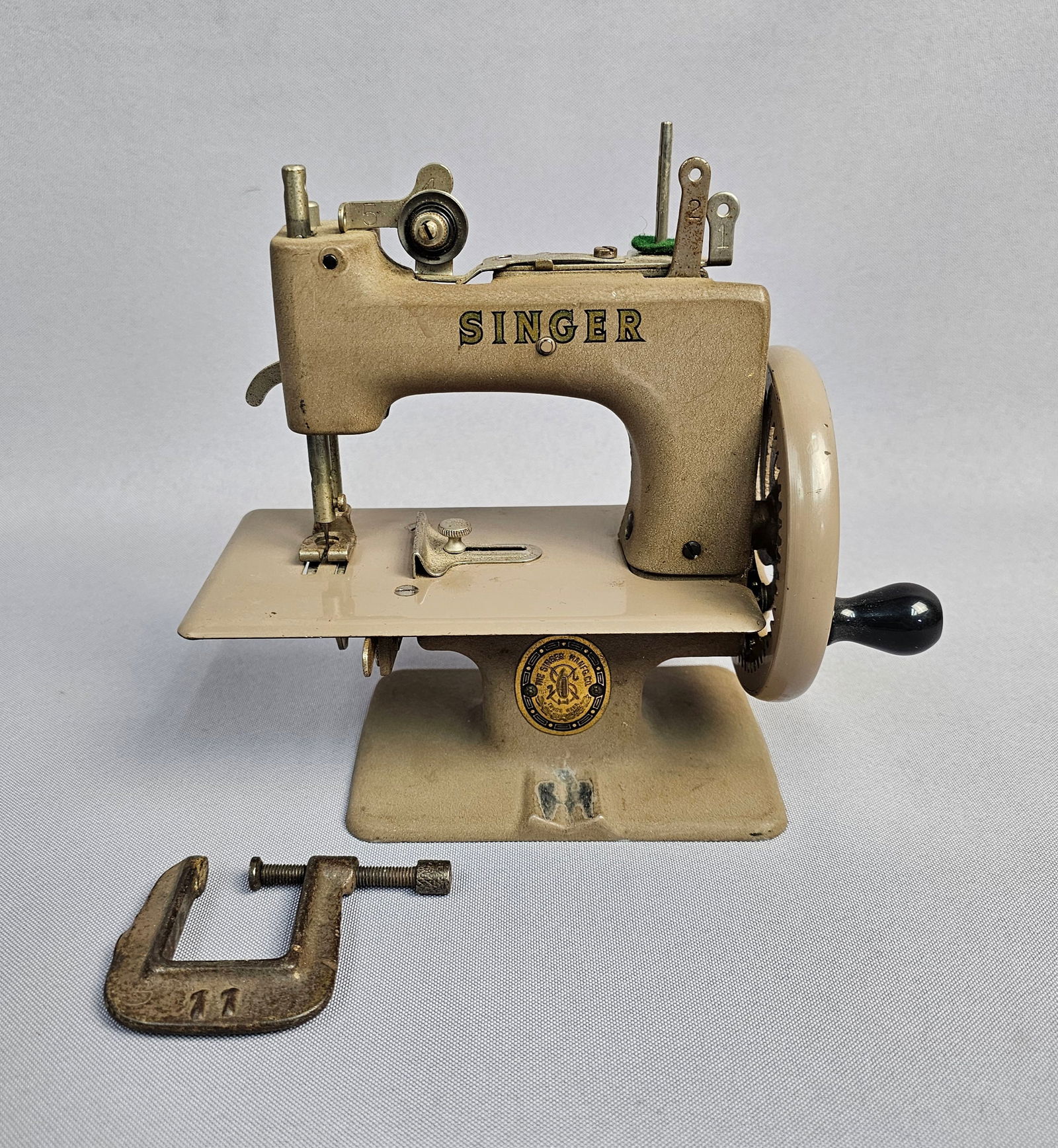 Vintage Singer Model 20 Sewhandy Miniature Sewing Machine (1 of 12)