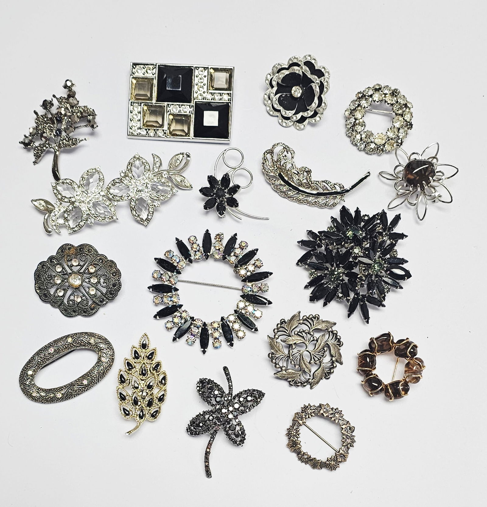 A Collection of Vintage Costume Jewelry Brooches (1 of 11)