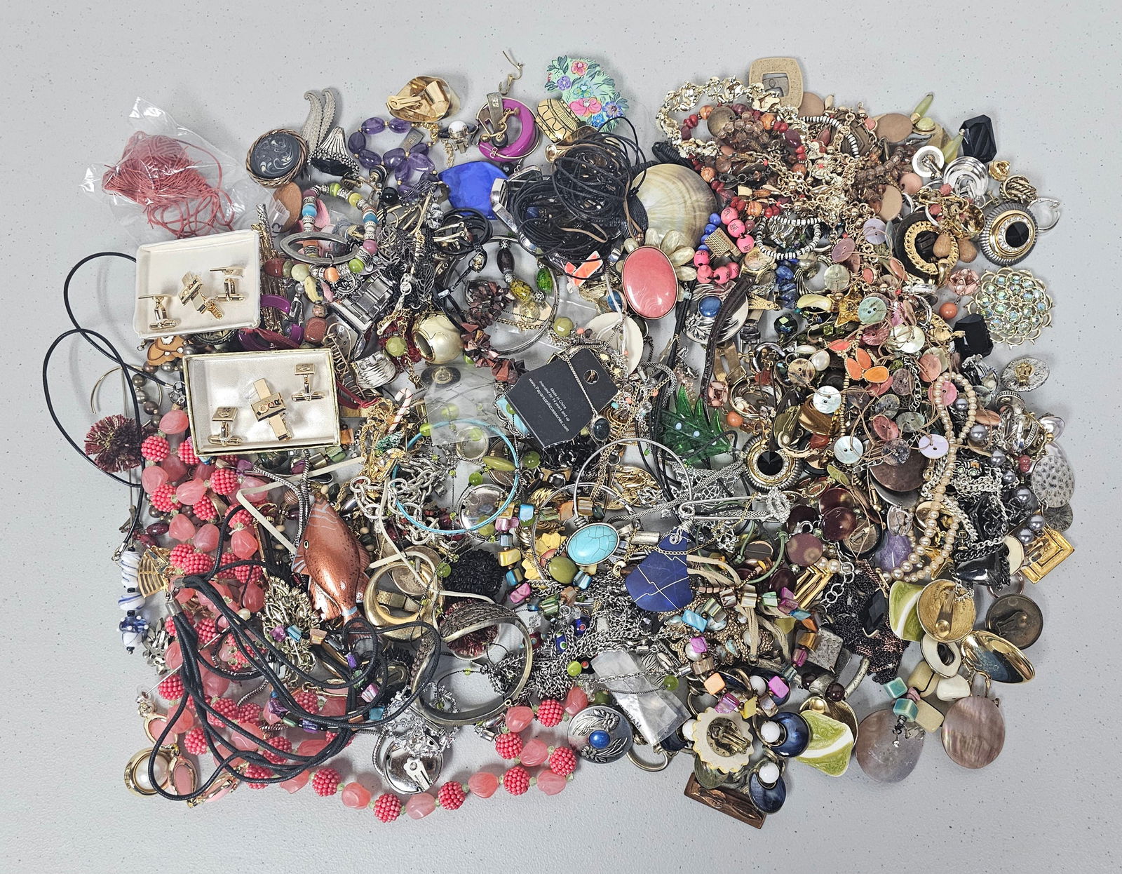 Mystery Jewelry Grab Bag Lot #7 What Will You Find???: Lot weighs 7lb Contents not inspected.