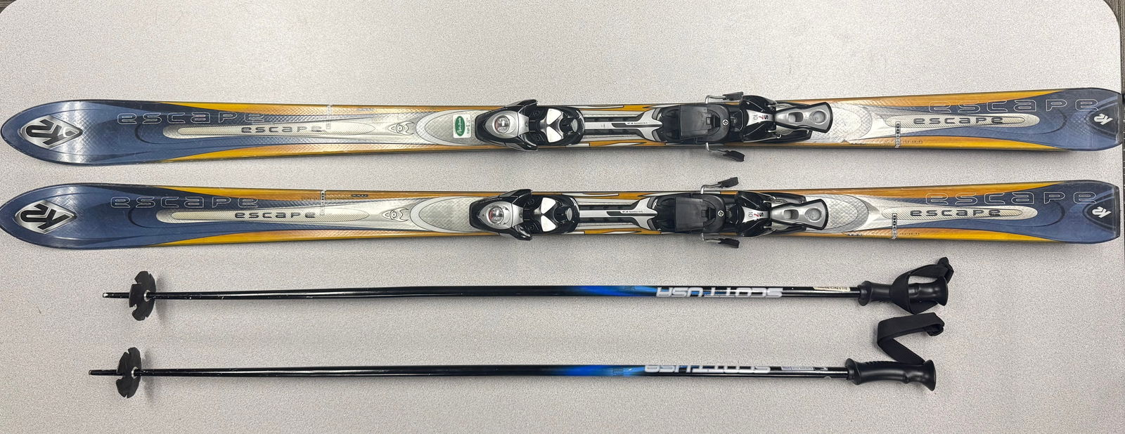 A Pair of K2 Escape 3500 Skis with Salomon Bindings Scott USA Poles and Travel Bag (1 of 10)