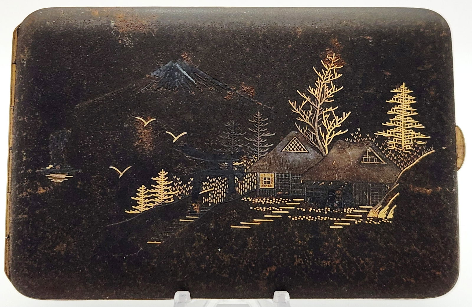 Japanese Komai Damascene Cigarette Case Mt. Fuji 24K Gold Inlaid: A Japanese Komai style damascene cigarette case featuring 24-karat gold and silver inlays. The rectangular case is constructed from patinated iron with intricate mixed metal decoration. The exterior