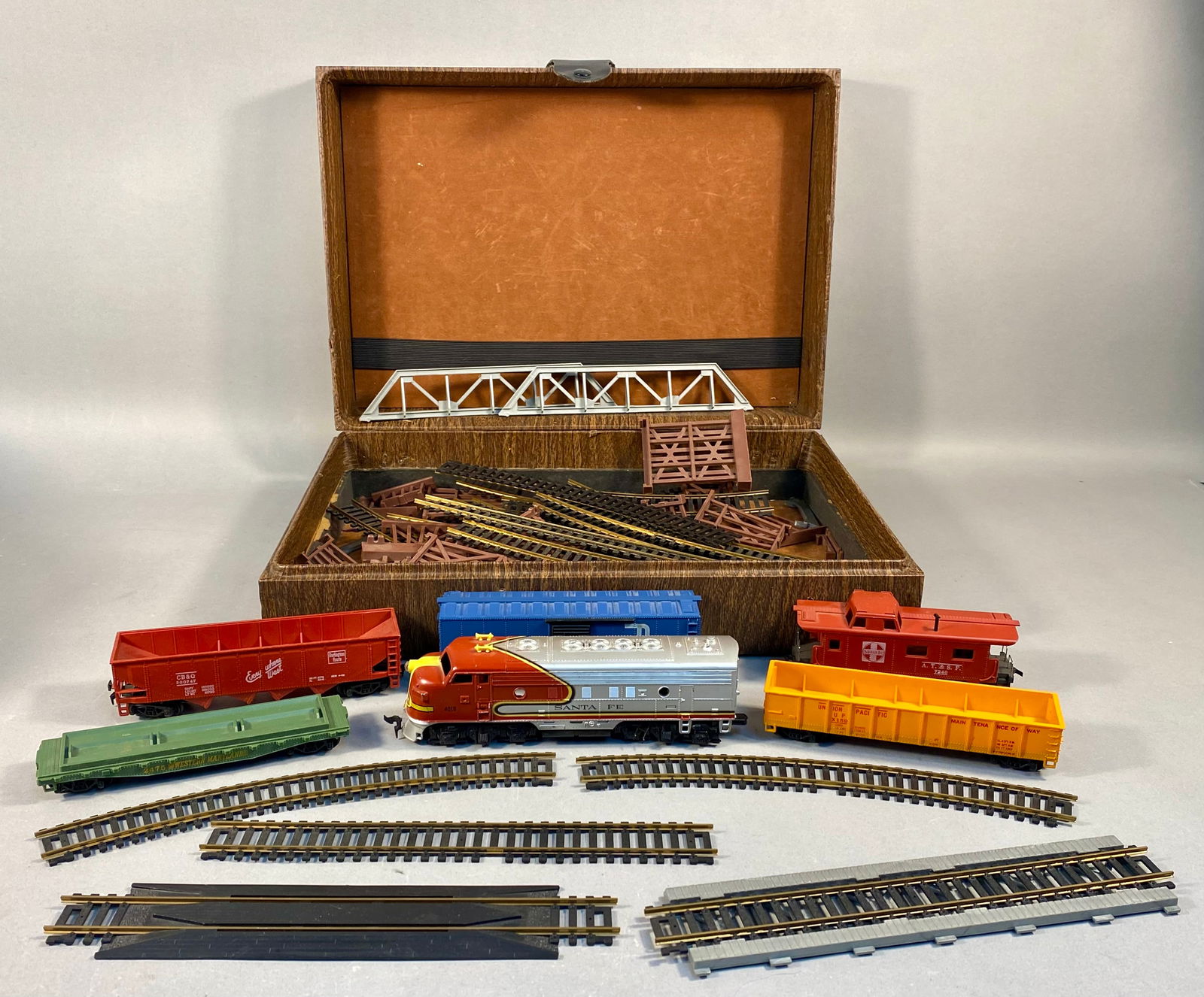 A Collection of Mantua Tyco and Atlas HO Scale Model Train Equipment with Trestle Set (1 of 11)