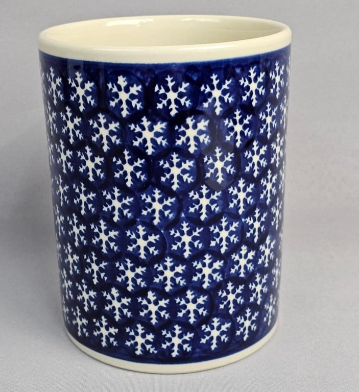 Boleslawiec Polish Pottery Snowflake Pattern Utensil Crock: Boleslawiec Polish Pottery utensil crock in the Snowflake pattern. This cylindrical ceramic vessel features a repeating white snowflake motif against a cobalt blue glazed ground. The interior is finis