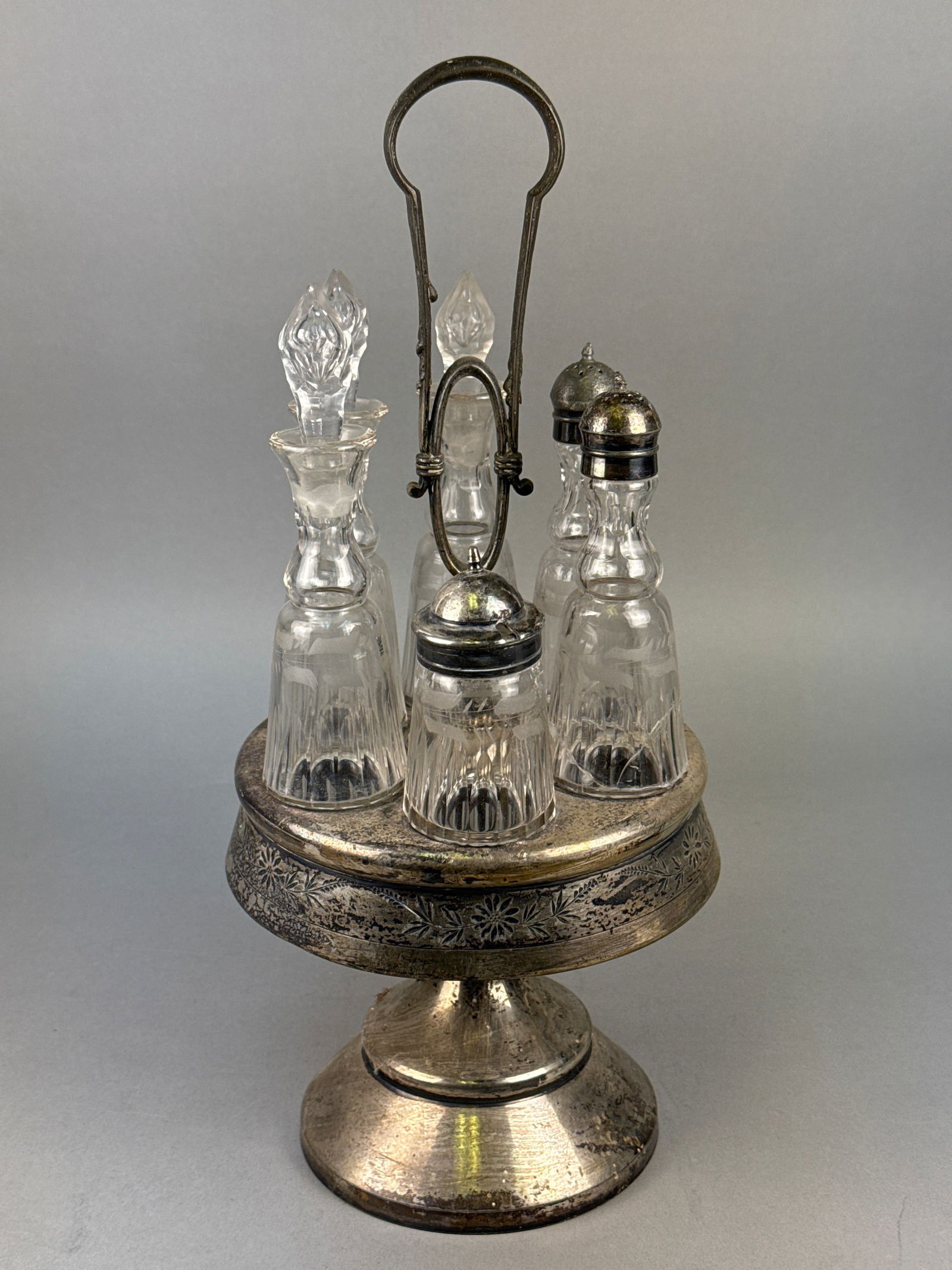 Reed & Barton Silver Plated Revolving Cruet Set (1 of 7)