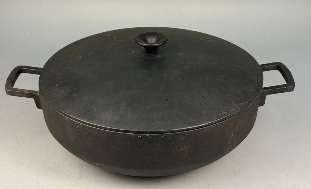 Large Cast Iron Wok w Lid (1 of 7)