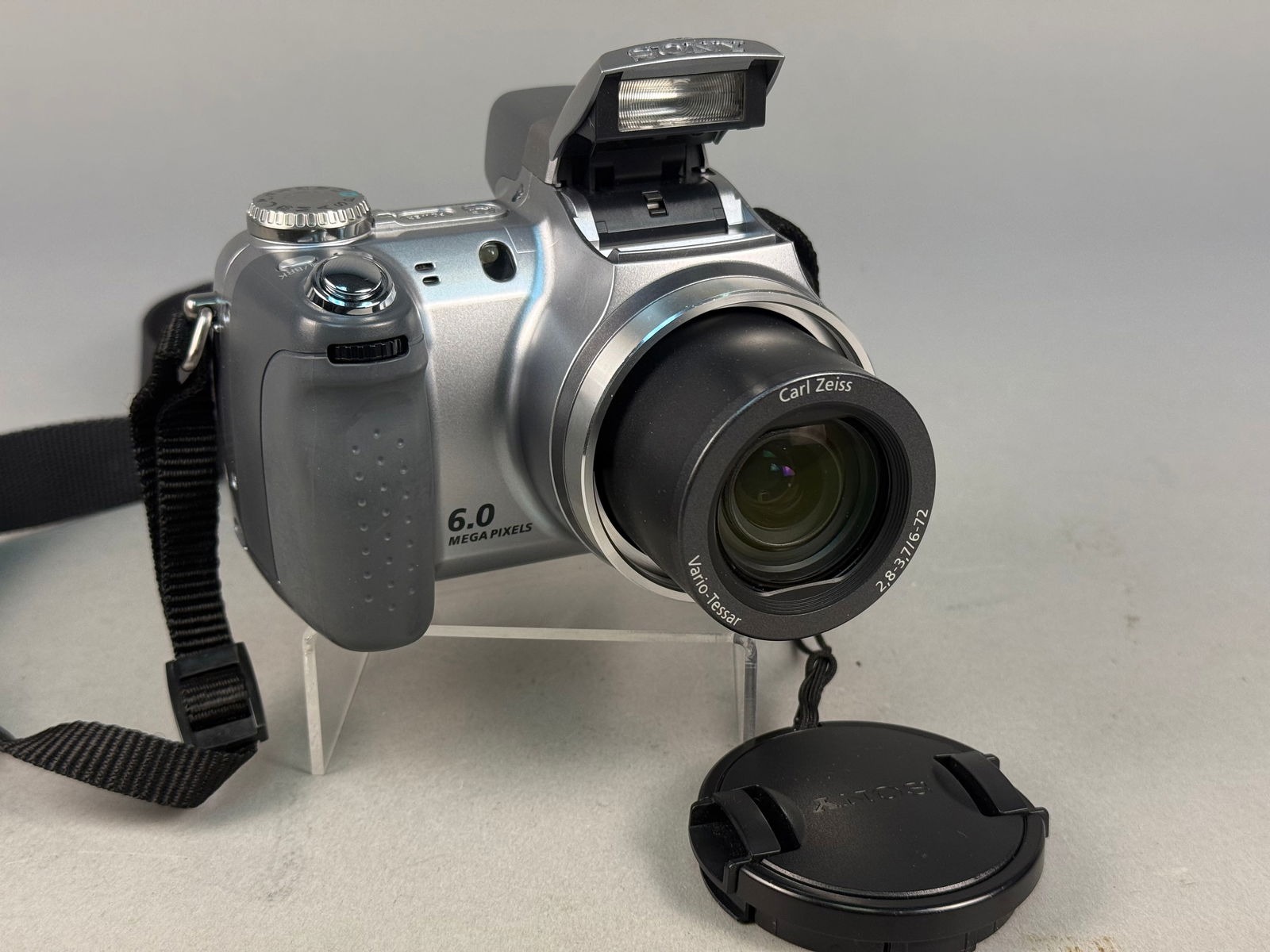 Sony Cyber-shot DSC-H2 6.0MP Digital Camera (1 of 9)