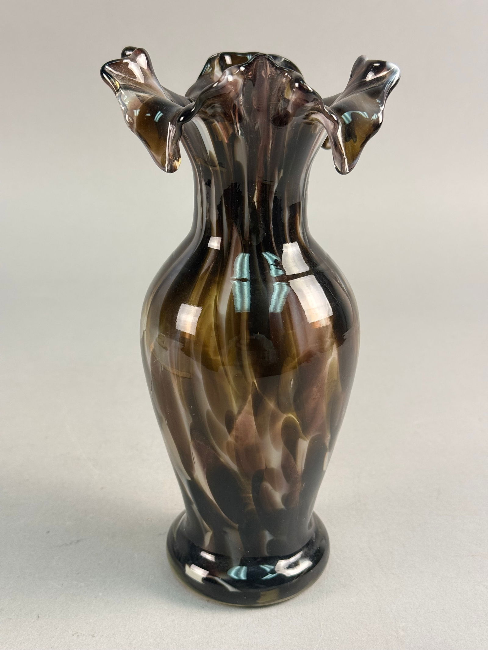 Murano Sommerso Flower-Shaped Vase by Fratelli Toso, 1950s: Murano Sommerso flower-shaped vase by Fratelli Toso, dating to the 1950s. This art glass vessel features a swirled chocolate brown and white marbled pattern. The design is characterized by a ruffled,