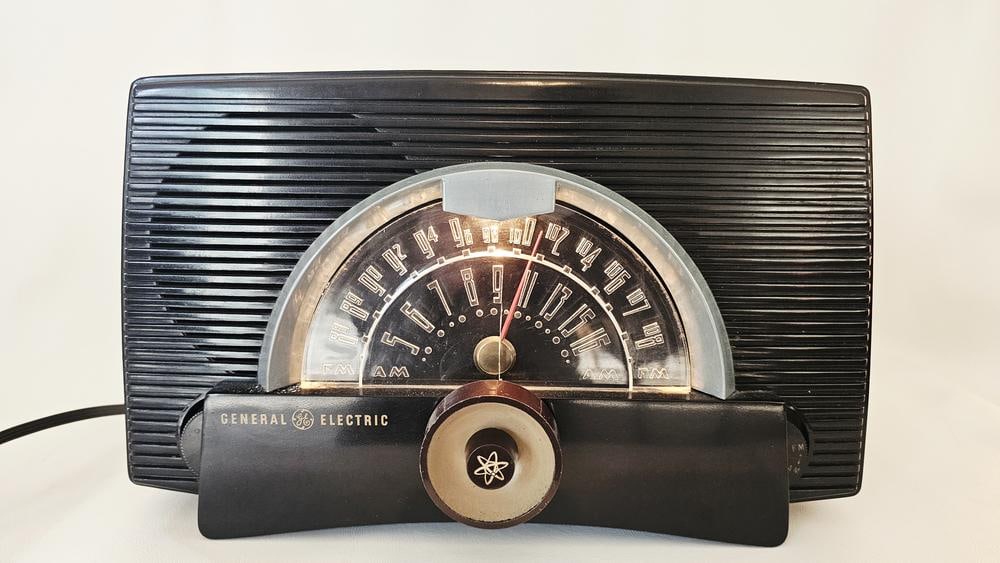 General Electric Model 409 Vacuum Tube AM/FM Radio (1 of 12)