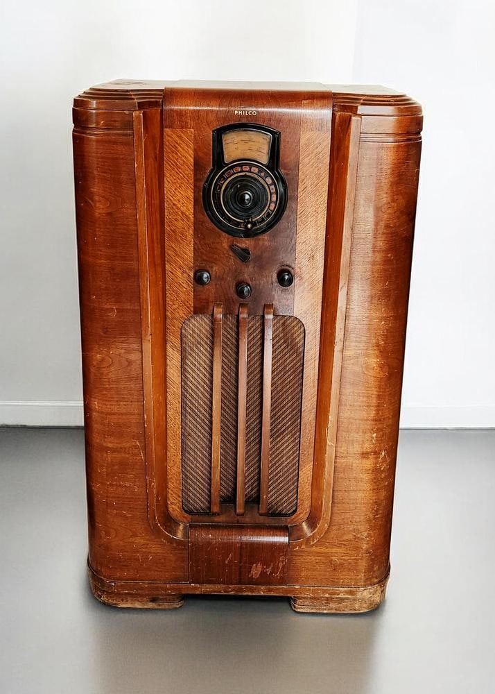 Philco Model 37-10 Floor-Standing Radio Console (1 of 18)