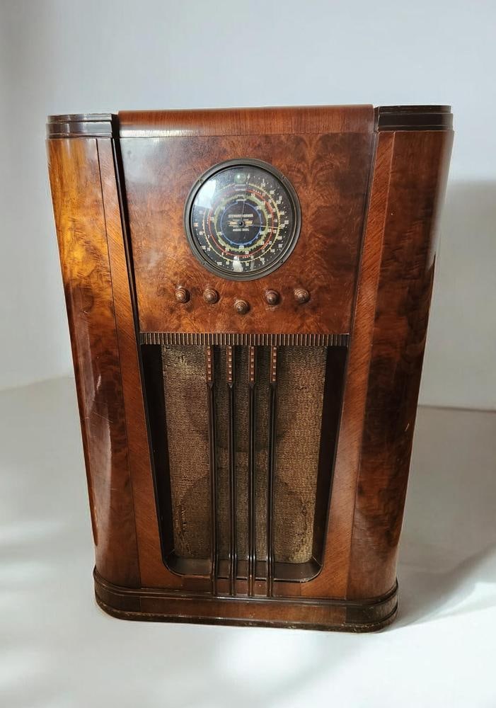 Stewart-Warner Ferrodyne Model R-1495-A Art Deco Floor Console Radio (1 of 15)