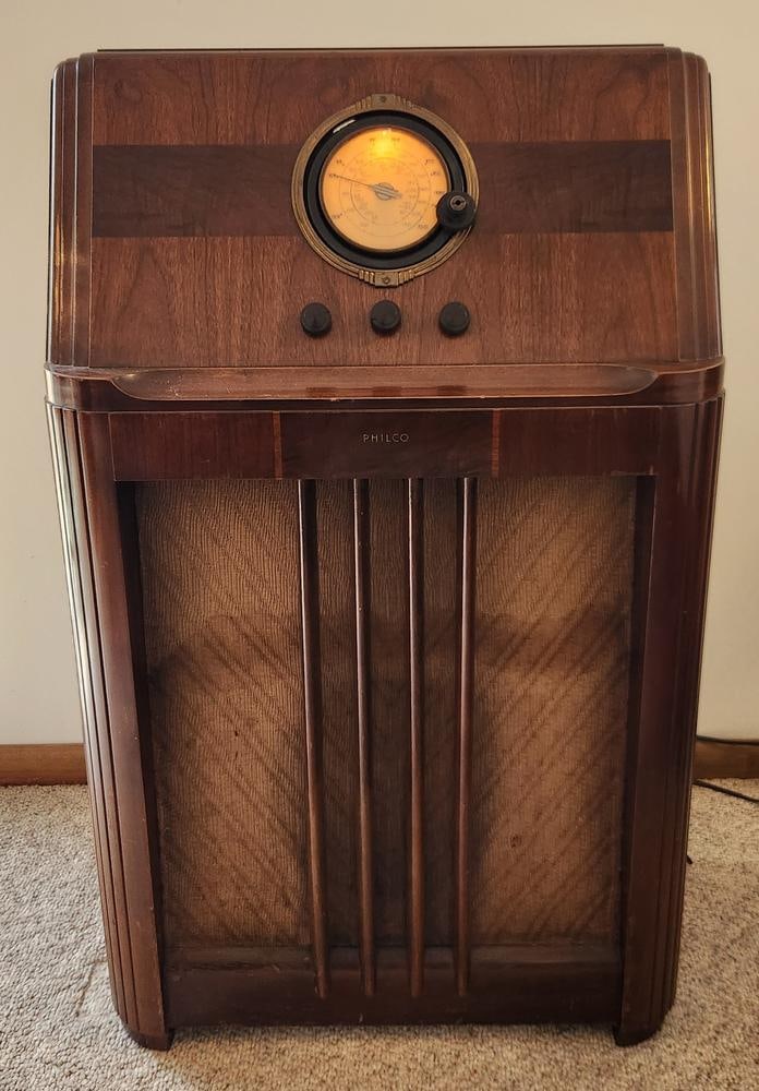 Philco Model 38-7 Art Deco Floor Console Radio (1 of 15)