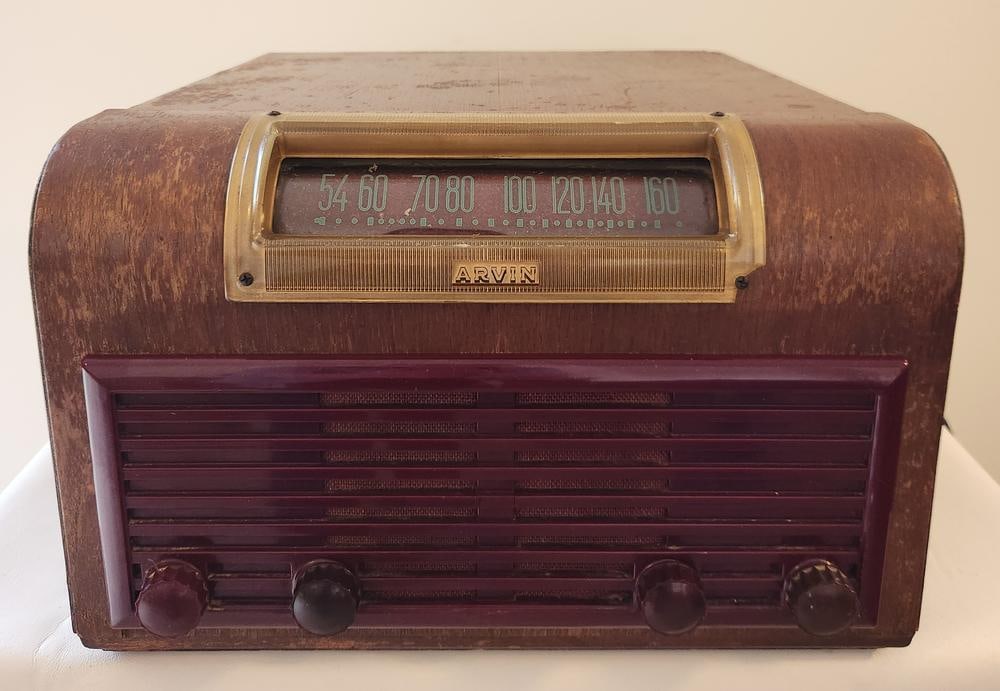 Arvin Model 151-TC Table Radio and Phonograph Combination (1 of 18)