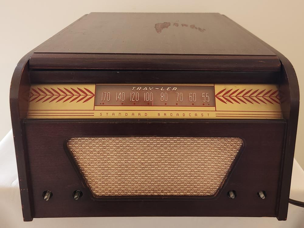 Trav-Ler Tabletop Radio-Phonograph Combination with Model A Automatic Record Changer (1 of 14)