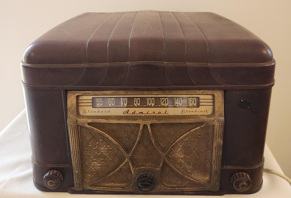 Admiral Art Deco Bakelite Radio-Phonograph Combination (1 of 13)