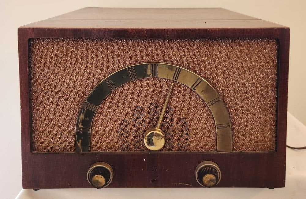 Mid-20th Century Silvertone Tabletop Radio-Phonograph Combination (1 of 14)