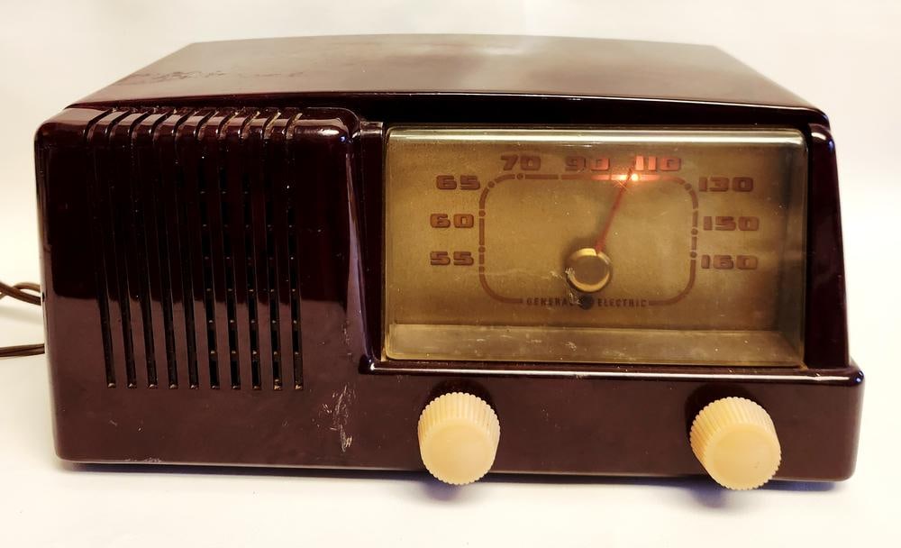 General Electric Model 400 Bakelite Tube Radio (1 of 7)
