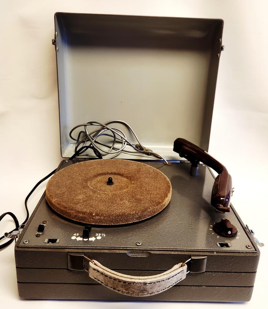 Vintage Portable Record Player in Gray Hammertone Metal Case (1 of 10)