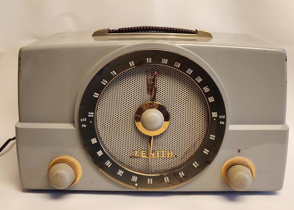 Mid-Century Zenith Plastic and Metal AM/FM Table Radio (1 of 15)